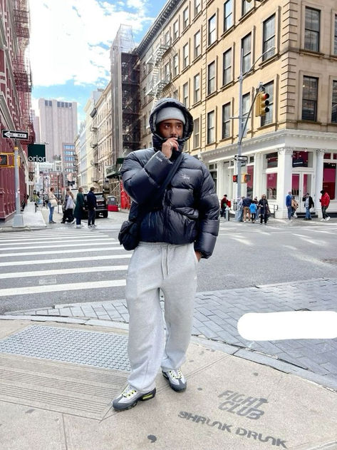 Lv Beanie Outfit, Stussy Puffer Jacket, 95s Outfit, Nike Air Max 95 Outfit Men, Gray Puffer Jacket Outfit, Outfit With Grey Sweatpants, Air Max 95 Outfit Men, Nike Air Max 95 Outfit, Stussy Outfit