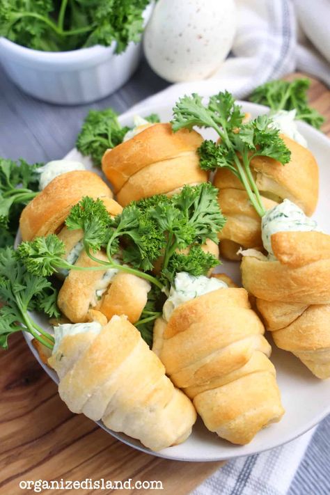 These cute little Carrot Crescent Rolls are the perfect side dish for Easter Brunch. Made with crescent roll dough, these little carrot shaped cones are stuffed with a savory cream cheese filling. Stuffed Crescent Roll Carrots, Crescent Roll Carrots, Side Dish For Easter, Pistachio Pudding Cookies, Blueberry Scones Recipe, Easy Easter Treats, Easter Side Dishes, Easter Bonnets, Garlic Spinach