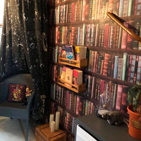 Mum creates magical Harry Potter themed bedroom worthy of the film set! Library Themed Bedroom, Hogwarts Themed Bedroom, Magical Bedroom Ideas, Harry Potter Bedroom Ideas, Harry Potter Inspired Bedroom, Library Hallway, Hogwarts Bedroom, Harry Potter Themed Bedroom, Bookshelf Wallpaper