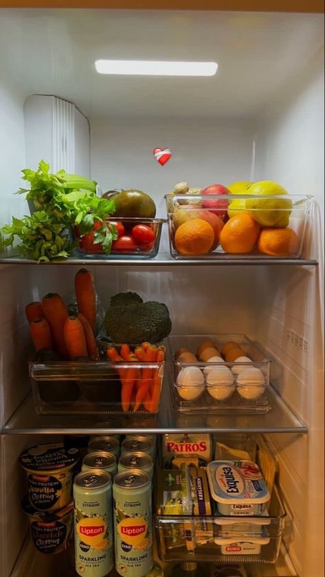 Small Fridge Organization Dollar Store, Organized Fridge Aesthetic, Aesthetic Fridge Organization, Organised Fridge, Aesthetic Fridge, Fridge Aesthetic, Dream Fridge, Organized Fridge, Healthy Fridge