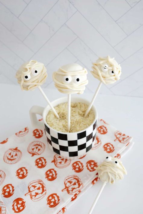 Halloween Cake Pops - A Beautiful Mess Halloween Cake Pop Ideas, Cake Pop Ghosts, Halloween Cake Puck, Cake Pops Designs Halloween, Halloween Bat Cake, Bat Cake Pops, Bat Cake Balls, Eyeball Cake Pops Halloween, Easy Halloween Cake