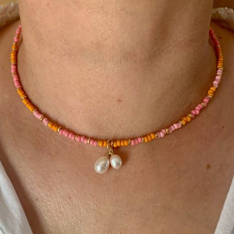 This pink and orange seed bead necklace with its freshwater pearls charm ? Yes ! A boost to your outfit !  Wear it in solo or in a bohemian accumulation style. * Materials: High quality GOLD FILLED 14 K gold clasp and extension chain. Gold-filled is a thick layer of gold on metal, a higher-quality material than gold-plated. Best quality glass seed beads. Charm : freshwater pearls hand set with gold filled. * Size: The necklace is a choker that measures 39 cm + an extension chain of 3 cm. * Custo Orange Beaded Necklace, Kalung Manik-manik, Pink Beaded Necklace, Orange Necklace, Beads Charm, Boho Style Jewelry, Pink Necklace, Handmade Jewelry Diy, Seed Bead Necklace