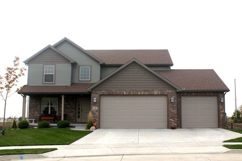 certainteed-heather-blend-brown-roof-brown-trim-northwoods-shake-in-sable-mastic-ovation-in-quiet-willow-green-siding-normal-il-blackstone Tan Garage Door, Light Green Siding, Dark Green Siding, Brown Roofs, Green Siding, Tan House, Brown Roof, Willow Green, Cedar Siding