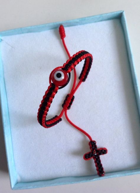 Red Bracelet Diy, Evil Eye Bracelet Diy, Evil Eye Jewelry Bracelet, Black String Bracelet, Handmade String Bracelets, Red Evil Eye, Braid Accessories, Yarn Bracelets, Macrame Bracelet Patterns