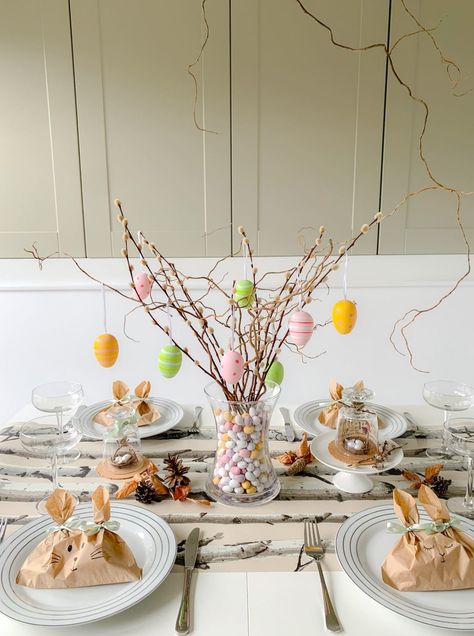 EASTER EGGS VASE DIY Easter Egg Tree Diy, Diy Branches, Easter Vase, Vase Centrepiece, Easter Tree Diy, Shaving Cream Easter Eggs, Christmas Decor Diy Cheap, Diy Easter Eggs, Vase Diy