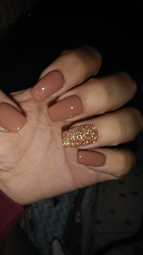 Acrylic Nails Gold Glitter, Gold Glitter Nails Ideas, Tan Gold Nails, Gold Glitter Short Nails, Fall Nail Designs With Gems, Brown Nails With Gold Glitter, Tan Nails With Glitter, Glam Nails Designs, Gold Nails Sparkly