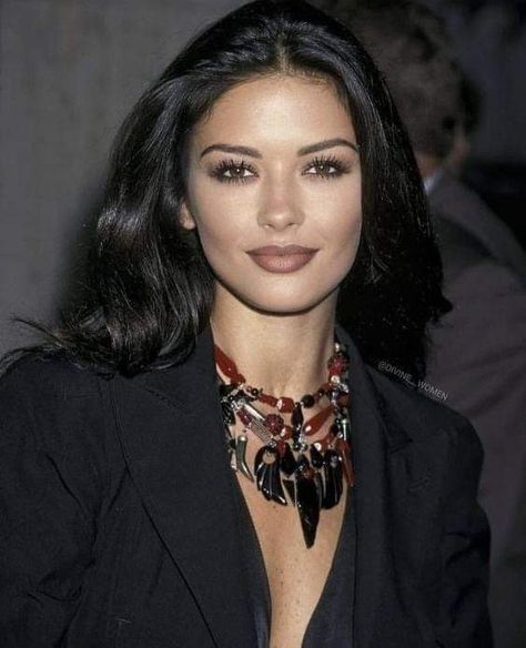 Young Catherine Zeta Jones, Catherine Zeta Jones Young, Zeta Jones, 90s Hairstyles, Catherine Zeta Jones, 90s Aesthetic, Body Goals, Diva, Aura