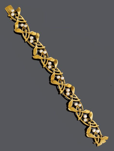 An Art Nouveau gold and pearl bracelet, circa 1900. The links designed as stylised mistletoe branches with finely carved leaves and decorated with pairs of small, bouton-shaped, probably natural pearls. Art Nouveau Bracelet, Gold And Pearl Bracelet, Art Nouveau Jewellery, Marriage Jewellery, Art Nouveau Necklaces, Luxury Gifts For Men, Bijoux Art Nouveau, Silver Bracelets For Women, Bracelets Design