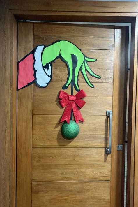 Immagini Grinch, Grinch Christmas Decor, Grinch Halloween, Diy Christmas Deco, Christmas Door Decorating Contest, Grinch Decorations, Door Decorating Contest, Grinch Christmas Decorations, Christmas Yard Art