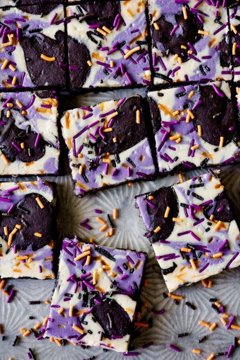 Purple Brownies, Halloween Dinner Party Menu, Party Recipe Ideas, Purple Picnic, Halloween Dinner Party Food, Halloween Cheesecake, Fun Halloween Desserts, Halloween Dinner Party, Cheesecake Brownies Recipe