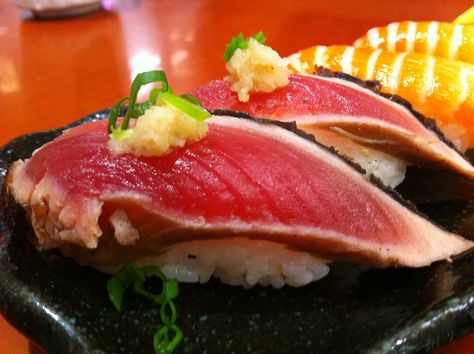 Sushi Tuna Nigiri, Resep Sushi, Tuna Sushi, Sushi Menu, Japan Sushi, Seared Tuna, Decorações Com Comidas, Sushi Time, Sushi Recipes