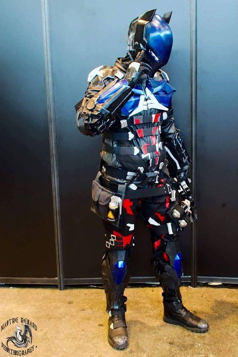 Batman Arkham knight cosplay Arkham Knight Cosplay, Knight Cosplay, Batman Arkham Knight, Arkham Knight, Batman Arkham, Famous Celebrities, Samurai Gear, Batman, Celebrities