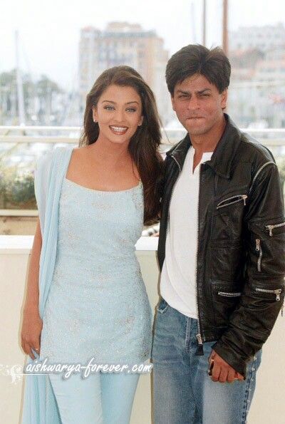 Aishwarya Rai & SRK at Cannes Aishwarya Rai Mohabbatein Outfits, Aishwarya Rai 90s Aesthetic, Aishwarya Rai 90s, Convocation Dress, 90s Bollywood Fashion, 90s Bollywood Aesthetic, Patiyala Suit, Outfits Gorditas, Feminine Skirt