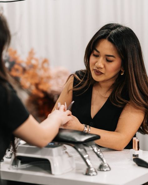 Builder and Soft Gel nails are rapidly becoming popular services in the nail industry 🌸 We had such an amazing time at our Builder and Soft Gel Masterclass! Their commitment to learning these services reflects a dedication to providing quality service for their clients. We’re proud to support their growth and see them thrive in the evolving nail industry 🧡 Want to join our next Masterclass? Join our waitlist! #cjacademy #naileducation #typesofgel #gelproducts #biab #acrygel #rubberbase #... Nail Chart, Salon Photography, Nail Education, Builder Gel Nails, Nail Courses, Soft Gel Nails, Nail Trend, Builder Gel, Gel Extensions