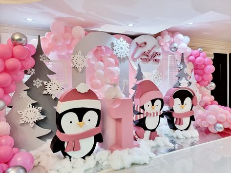 Christmas Penguins Decorations Diy, Penguin Birthday Theme, Penguin Birthday Party Girl, Penguin Birthday Party Decorations, Penguin Party Theme, Penguin Themed Birthday Party, Penguin Birthday Party, Winter Wonderland Birthday Party, Christmas Balloon Decorations