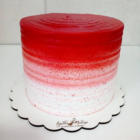 Bolo degradê: 40 inspirações que reúnem beleza e sabor Red Ombré Cake, Red Ombre Cake, Red Cake Ideas, Birthday Cake For Women Elegant, Gradient Cake, Pink Ombre Cake, Red Birthday Cakes, Baby First Birthday Cake, Diy Music