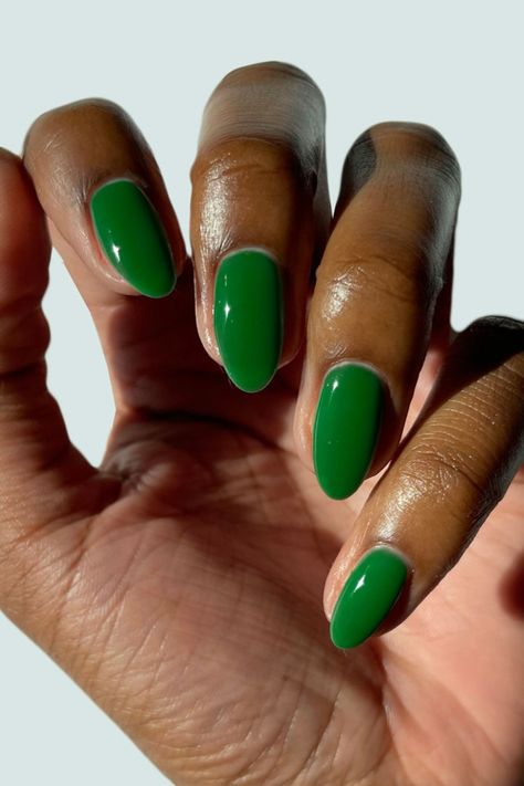 Wonderland Nail Art Designs Green, Green Tip Nails, Dark Skin Nail Polish, Iridescent Nail Polish, Thermal Nail Polish, Thermal Nails, Mad Hat, Color Changing Nails, Cirque Colors