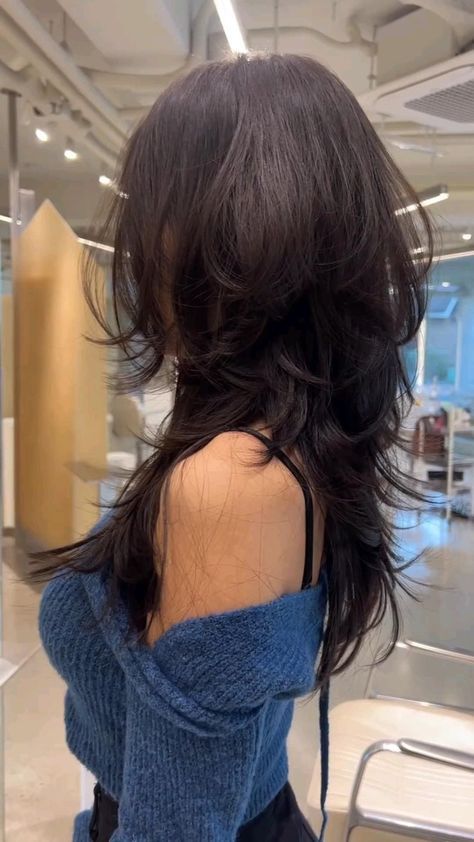 Hush Cut, Haircut Wavy, Bangs Straight, Bangs Long, Hair Inspiration Long, Long Wolfcut Haircut, Hairstyles For Layered Hair, Hair Inspiration Short, Haircut Inspo