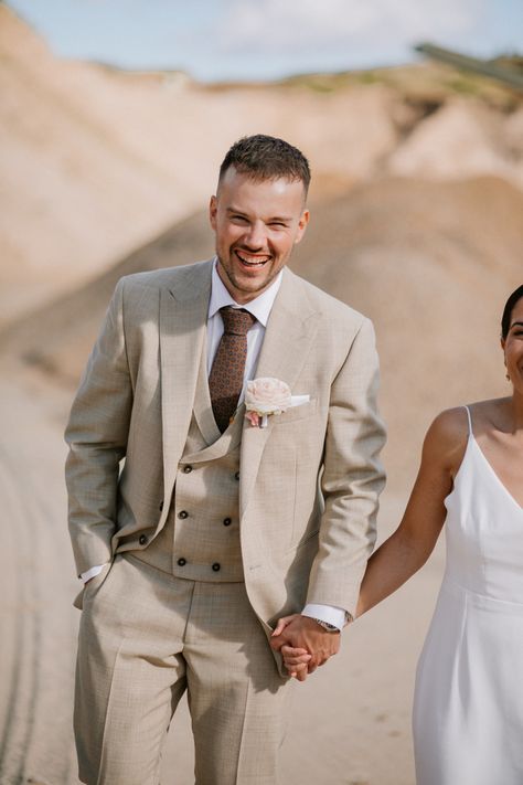 Beige Wedding Suit, Bride And Groom Wedding Outfit, Wedding Suit Ideas, Wedding Groomsmen Attire, Groom And Groomsmen Suits, Wedding Outfits For Groom, Beige Wedding, Suit Ideas, Wedding Groomsmen