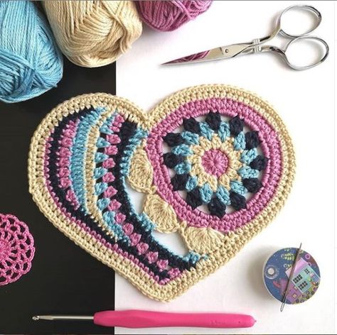 Heart Mandala, Crochet Colorful, Scrap Yarn Crochet, Crochet Bunting, Crochet Hearts, Crochet Heart Pattern, Crochet Mandala Pattern, Crochet Motif Patterns, Colorful Crochet