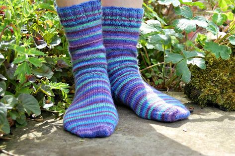 Winwick Mum: Basic 4ply sock pattern and tutorial - easy beginner sock knitting! Basic Socks, Knitted Socks Free Pattern, Sock Knitting, Hand Knit Socks, Socks Pattern, Sock Knitting Patterns, Free Socks, Knitted Slippers, Circular Knitting Needles