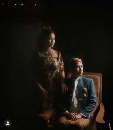 Javanese Prewedding Studio, Prewed Jawa Klasik, Prewedding Jawa Klasik, Javanese Prewedding, Prewed Jawa, Prewedding Adat, Prewed Studio, Pre Wedding Photoshoot Theme, Pose Prewedding