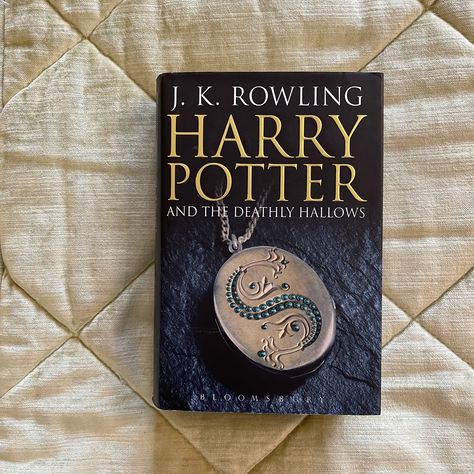 Rowling Harry Potter, The Deathly Hallows, It Crowd, Deathly Hallows, Books To Read, Harry Potter, Book Cover, Reading, Tv