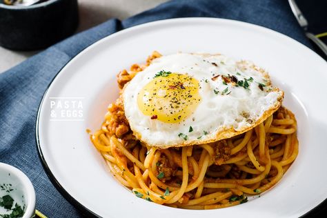 Sunday Brunch: Spaghetti and Eggs Recipe Spaghetti And Eggs, Easy Spaghetti Bolognese, Fried Spaghetti, Pasta Side Dishes, Eggs Recipe, Easy Comfort Food, Spaghetti Bolognese, Recipe Blog, Pasta Shapes