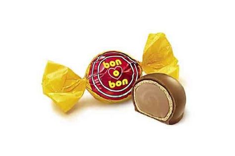 Cutely wrapped round Argentine Bon O Bons, featuring peanut cream encased in a layer of wafer and dipped in milk chocolate. Candy Bar Frozen, Candy Bar Comunion, Bon O Bon, British Candy, Wine Gums, Sweet Woodruff, Coconut Candy, Milk Candy, Fruit Leather