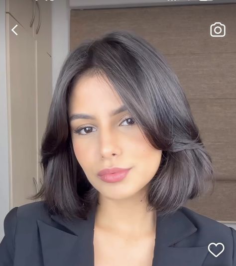 Bob Side Part, Mousy Brown Hair, Brunette Bob, Hair Inspiration Short, Shot Hair Styles, Short Hair Tutorial, Short Layered Haircuts, Hair 2024, Shoulder Length Hair Cuts