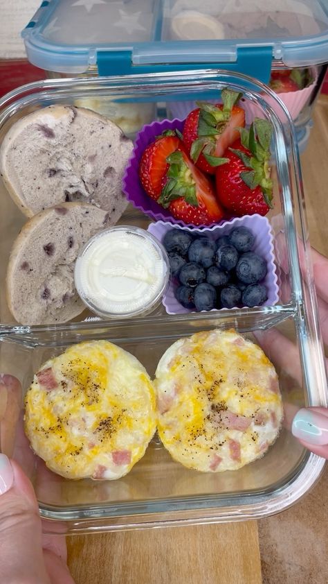 Breakfast Bento Box Ideas For Adults, Filling Work Lunches, Bagel Bento Box Ideas, High Protein Bagel Breakfast, Breakfast Lunchable, Mini Bagel Sandwiches, Breakfast Lunchables, Snack Plates For Adults, Blueberry Bagel Breakfast