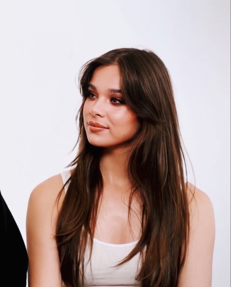 Hailee Steinfeld Haircut, Hailey Steinfeld Hair, Haliee Steinfield, Hailee Steinfeld Hair, Kate Bishop, Celebrity Look Alike, Models Makeup, Hailee Steinfeld, Curtain Bangs