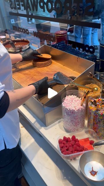 ThePortuguezza on Instagram: "Stroopwafel #stroopwafel #amsterdam #food" Stroopwafel Amsterdam, Food Stall Ideas, Streetfood Aesthetic, Stroop Waffles, Amsterdam Food, Jelly Candy, Cafe Concept, Stroopwafel, Food Trends