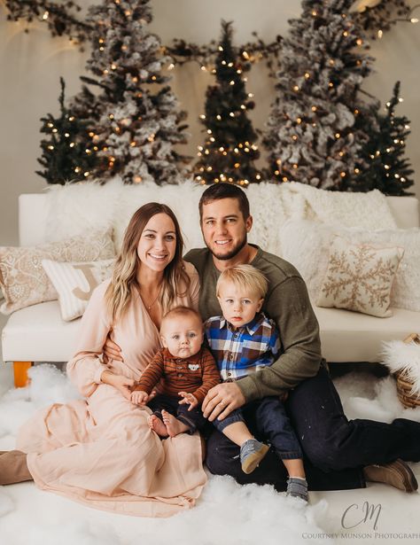 Couch Family Photoshoot Christmas, Christmas Family Photo At Home, Winter Family Photos Indoor, Winter Photoshoot Indoor, Family Indoor Christmas Photos, Studio Family Christmas Photos, Lifestyle Christmas Photoshoot, Indoor Christmas Photoshoot Set Up, Indoor Christmas Family Photos