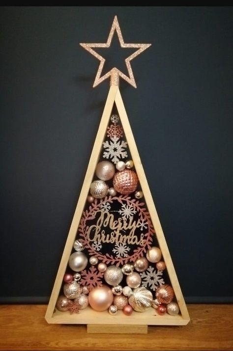 40 Ideas to Get a Modern Wooden Christmas Tree This Year Wood Tree Decor, Pallet Christmas Tree, Cozy Christmas Decor, Classic Christmas Tree, Pallet Christmas, Wooden Christmas Tree, Unique Christmas Trees, Christmas Decorations Living Room, Wood Christmas Tree