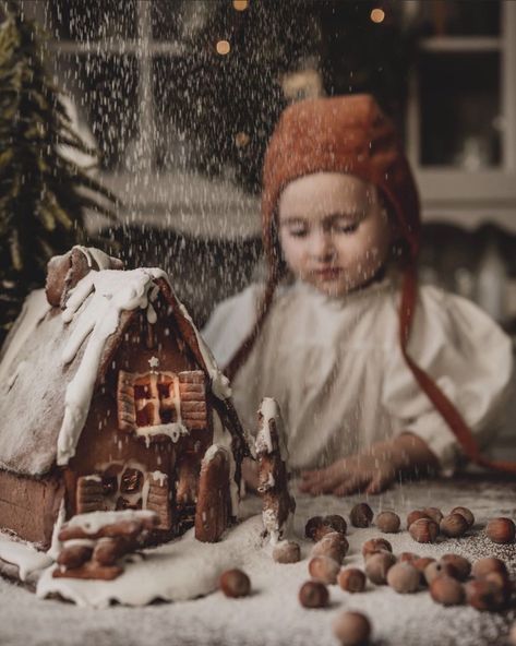 Christmas Photoshoot Studio, Kitchen Photoshoot, Novogodišnji Ukrasi, House Photoshoot, Gingerbread Kitchen, Halloween Party Appetizers, Copper Christmas, Baking Christmas, Gingerbread Village