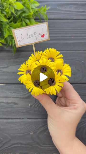 Craft Paper Flower Bouquet, Bouquet Making With Paper, Sunflower Making With Paper, How To Make Sunflower With Paper, Diy Paper Sunflower, How To Make Paper Sunflowers, Paper Bouquet Diy Tutorials, Sunflower Craft Ideas, How To Make Paper Flowers Bouquet