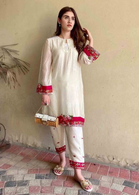 Kashmiri Suits, Stylish Kurtis Design, Indian Designer Suits, Sari Blouse Designs, Desi Fashion Casual, Net Lace, Embroidery Suits Design, Classy Dress Outfits, Embroidery Designs Fashion