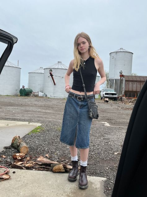 Grunge Denim Skirt Outfit, 90s Denim Skirt Outfit, Midi Jean Skirt Outfits, Denim Long Skirt Outfit, Midi Skirt Outfit Aesthetic, Jeans Alternative, 90s Denim Skirt, Midi Jeans Skirt, Denim Midi Skirt Outfit