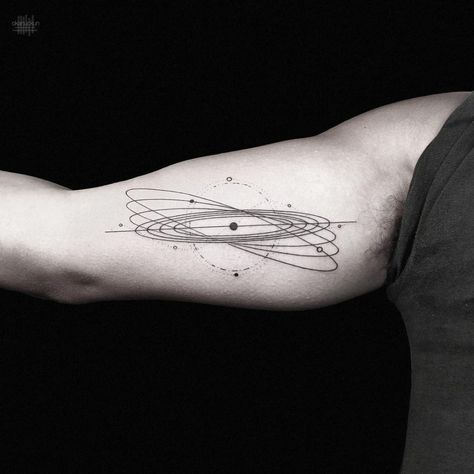 La belleza de los tatuajes geométricos y minimalistas de Okan Uçkun - Cultura Inquieta Polynesian Leg Tattoo, Geometric Art Tattoo, Astronomy Tattoo, Science Tattoos, Swallow Tattoo, Shape Tattoo, Geometric Tattoos, Friendship Tattoos, Space Tattoo