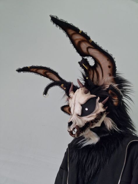 Skull Crow Fursuit, Creepy Fursuits, Fur Suit Ideas, Demon Fursuit, Emo Fursuit, Crow Fursuit, Scary Fursuit, Horror Fursuit, Skulldogs Fursuit