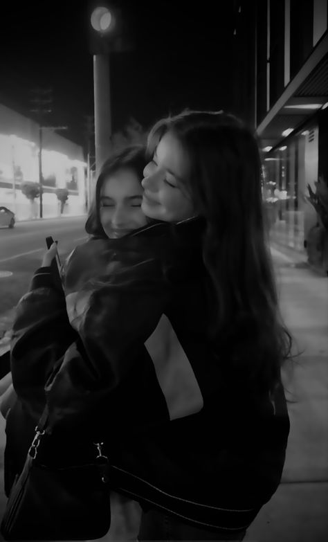 Wattpad Friends, Best Friends Black And White, Best Friend Poses Aesthetic, Bff Icon, Blonde Twins, Blonde And Brunette Best Friends, Tumblr Girly Aesthetic 2013, Best Friend Poses, Two Best Friends