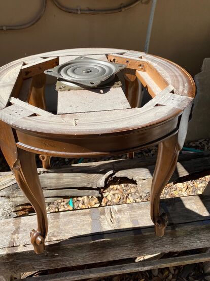 Chair Redo, Mirrored Vanity, Diy Stool, Diy Vanity, Gold Spray Paint, Gold Spray, Vanity Chair, Perfect Chair, Furniture Redo