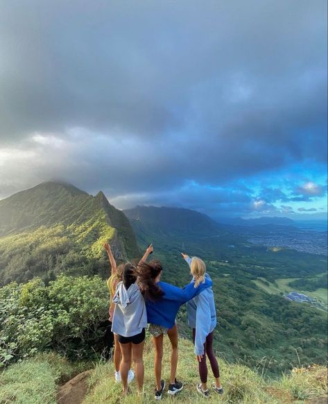 Friends Hiking Aesthetic, Outfits For Hiking, Places To Travel With Friends, Stylish Hiking Outfit, Hiking Hacks, Friends Hiking, Granola Outfits, Hiking Pics, Hiking Outfits