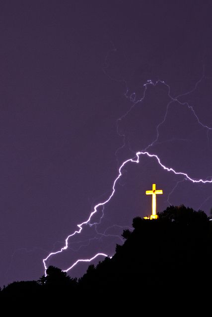 Purple Lightning Lightning In The Sky, Vertrouw Op God, Old Rugged Cross, Lightning Storm, Jesus Is Life, Lightning Strikes, Gods Creation, A Hill, Chiaroscuro