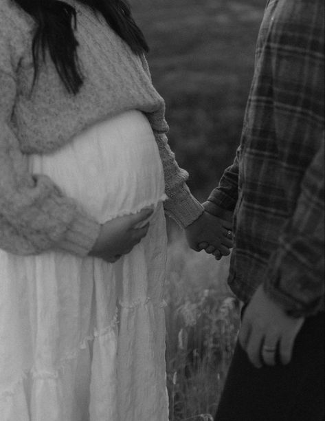 Maternity Photo Poses, Fall Maternity Shoot, Maternity Photography Fall, Fall Maternity Pictures, Maternity Photography Winter, Sunset Maternity Photos, Diy Maternity Photos, Cute Pregnancy Photos, Golden Hour Maternity