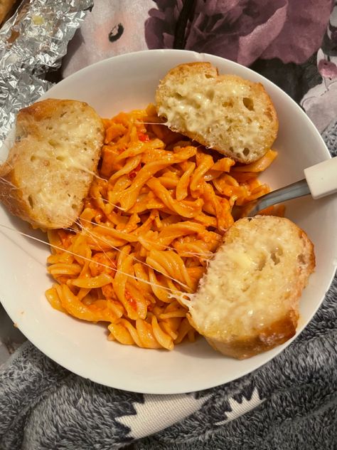 Pasta And Garlic Bread Aesthetic, Garlic Bread Aesthetic, Garlic Parmesan Noodles, Cheesy Tomato Pasta, Pasta And Garlic Bread, Bread Aesthetic, Parmesan Noodles, Aesthetic Pasta, Sourdough Loaf