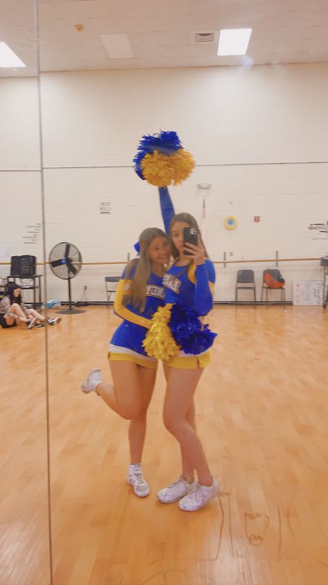 High School Cheerleader Aesthetic, Cheerleader Team Pictures, Cheerleader Lifestyle, Highschool Cheerleader Aesthetic, Cheer Base, Cheerleading Photos Asthetic, Cheerleading Aesthetic, Cheerleader Aesthetic, Varsity Cheerleading