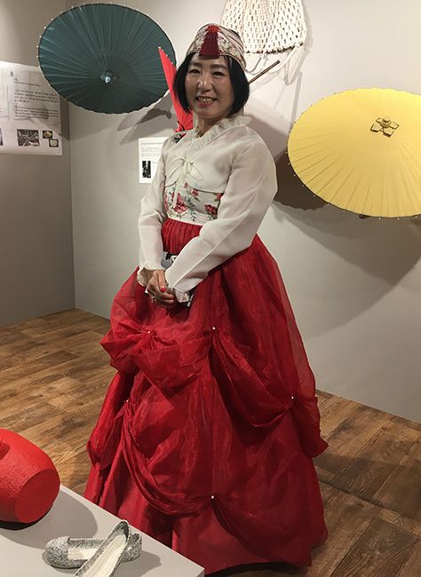 Korean designers modify old clothing traditions to fit modern fashion - Nationalclothing.org Korean National Costume, Ceremonial Clothing, Korean Traditional Clothing, Folk Dress, Folk Clothing, Korean Wedding, National Costume, Folk Dresses, Korean Traditional