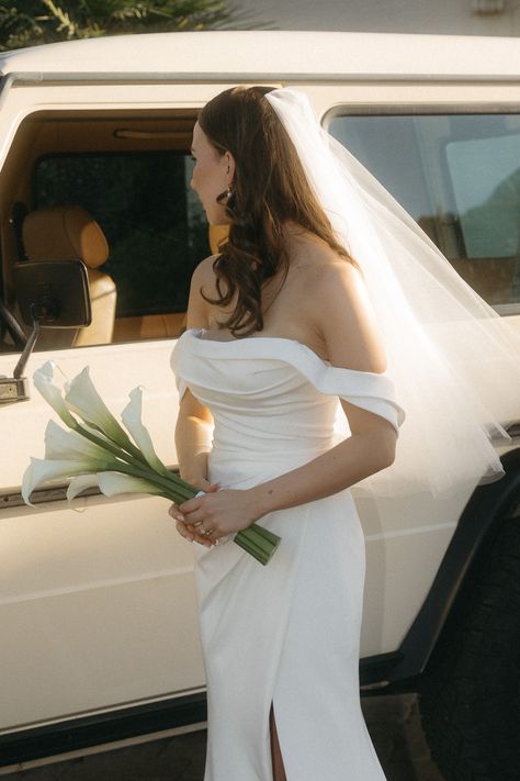 Timeless Bridal Portraits | Palm Springs Wedding | SoCal Wedding Photographer | Karlee's gown was minimal and elegant. She paired it with a simple bouquet filled with white calla lilies. Find more inspiration for simple wedding bouquets, wedding dress inspiration, bridal portraits, and more. Bouquet Of Calla Lilies, Simple Lily Bouquet Wedding, Bridal Bouquet With Calla Lilies, Calla Lily Bridal Bouquet Simple, Calle Lily Bouquet, Simple Calla Lily Bouquet, Calla Lily Bouquet Wedding The Bride, Cala Lily And White Roses Bouquet, White Calla Lily Aesthetic